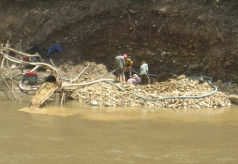 Hình ảnh người dân tự ý khai thác vàng lậu thế này không khó bắt gặp tại một số huyện miền núi của tỉnh Nghệ An (ảnh Vietnamnet)